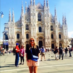 Hello 👋🏻 I LOVE to travel 🌎 LOVE to shop 🛍